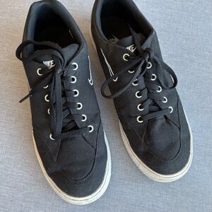 Nike Women’s Black and White Skater Sneakers